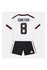 Saksa Leon Goretzka #8 Jalkapallovaatteet Lasten Kotipeliasu MM-kisat 2026 Lyhythihainen (+ Lyhyet housut)